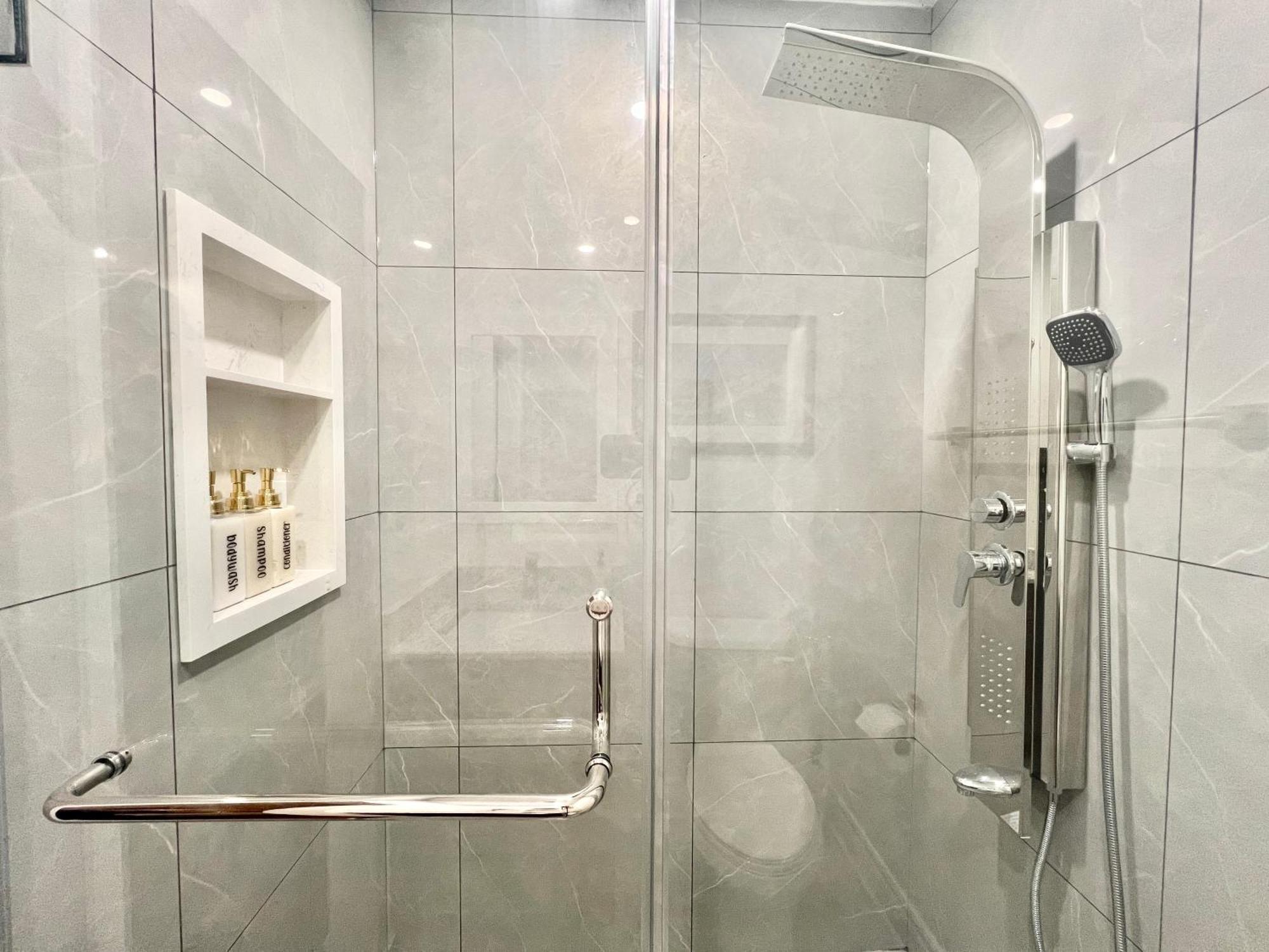Upgraded Rooms With Bath 7-Min To Subway Near Downsview Rogers Stadium Торонто Екстер'єр фото