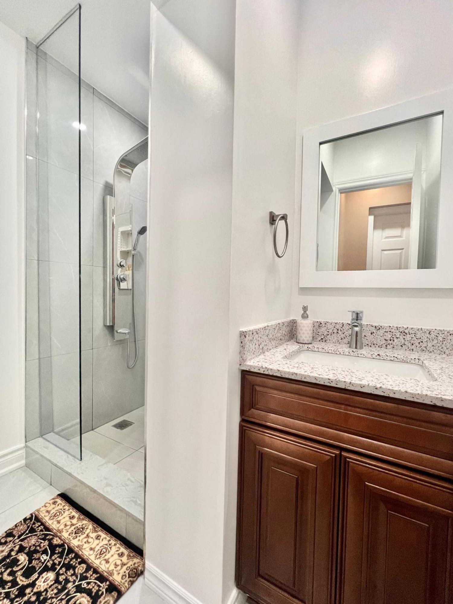 Upgraded Rooms With Bath 7-Min To Subway Near Downsview Rogers Stadium Торонто Екстер'єр фото