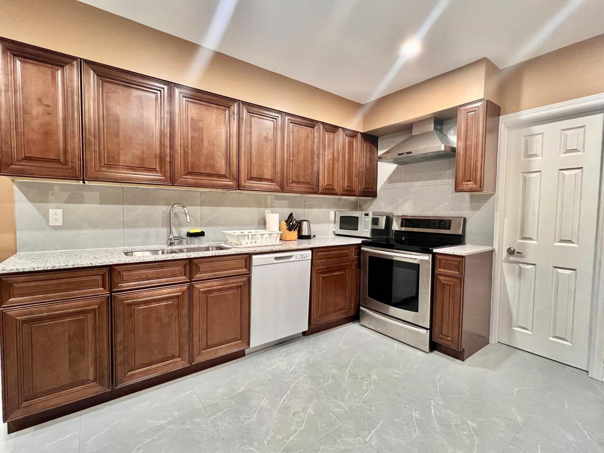 Upgraded Rooms With Bath 7-Min To Subway Near Downsview Rogers Stadium Торонто Екстер'єр фото
